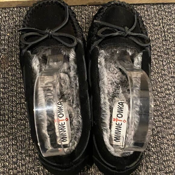 Minnetonka Black leather slip on Moccasin slippers - Picture 4 of 9